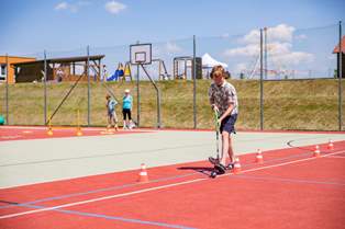 Sportovní areál Kunčina - víceúčelové hřiště s umělým povrchem u ZŠ